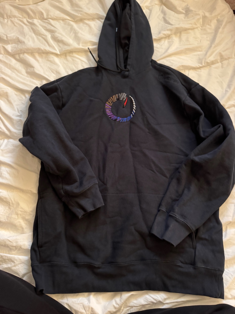 Black Crewneck Sweatshirt with Multicolor Embroidered 'O’ Logo